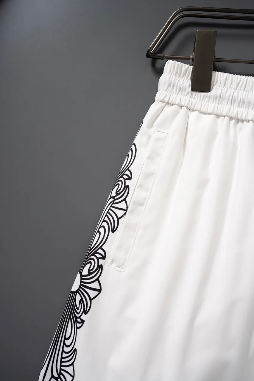 🅿️130 #V2410 [Replenishment all year round] 𝐂𝐡𝐫𝐨𝐦𝐞 𝐡𝐞𝐚𝐫𝐭𝐬 Croix heart new summer beach pants LV classic printed quick-drying three-quarter pants, same style for men and women, the fabric is made of polyester fiber for customers, stain-resistant and wrinkle-resistant, the most suitable material for summer outings It is guaranteed to be cool and comfortable enough at the same time. It is super stylish when you wear it casually. You can clearly see the texture and other things by looking at the photos. It is not an ordinary market material that can seduce a person who wants to go on vacation in minutes. Pockets on both sides. Drawstring at the waist. Very practical design, with impeccable workmanship, details and fit. Can be worn as casual pants or beach pants. A must-have for beach vacations, home leisure, gym equipment, morning running and night running. Practicality takes into account functionality. Color: Black White Size: M-XXXL